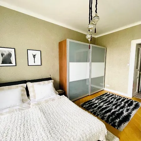 Outstanding In Center Apartment *