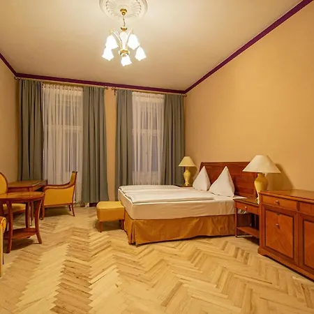 Apartment 4 Bedrooms 130m2 At The Main Square Prague