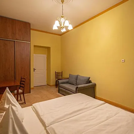 4 Bedrooms 130m2 At The Main Square Apartment Prague
