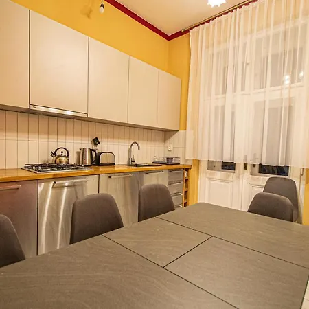 4 Bedrooms 130m2 At The Main Square Prague