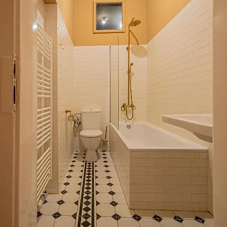 4 Bedrooms 130m2 At The Main Square Apartment Prague