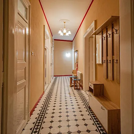 Apartment 4 Bedrooms 130m2 At The Main Square Prague