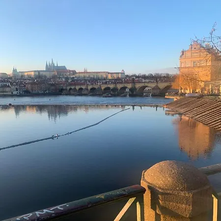 Anenska By Charles Bridge 1 Daire Prag