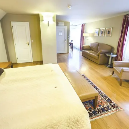 Hotel The Golden Wheel