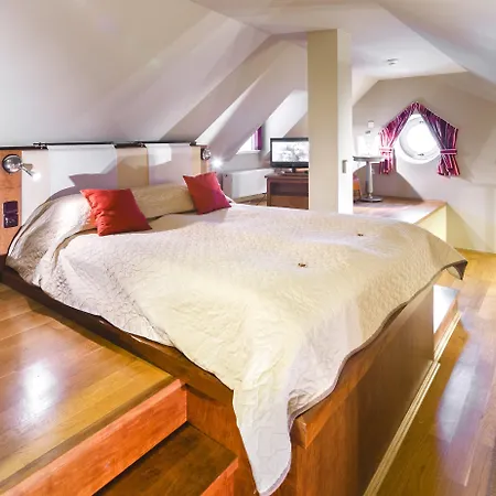 Hotel The Golden Wheel 4*