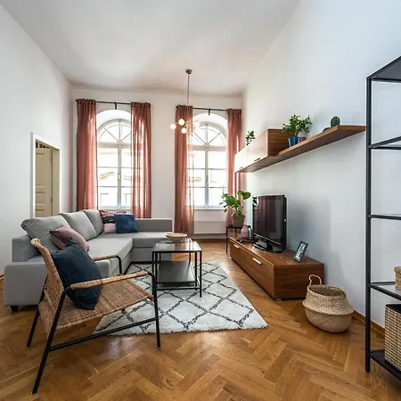 Charles In Old Town Apartment
