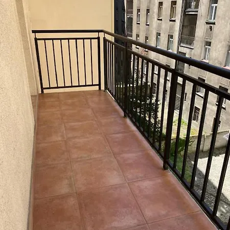 Large 3 Bedroom Family With Balcony Prag