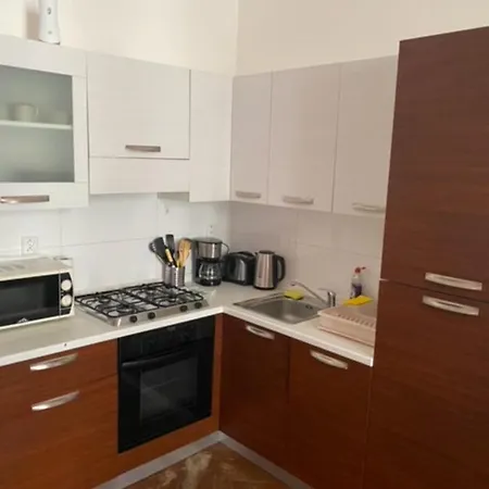 Large 3 Bedroom Family With Balcony *