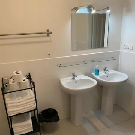 Large 3 Bedroom Family With Balcony Daire Prag