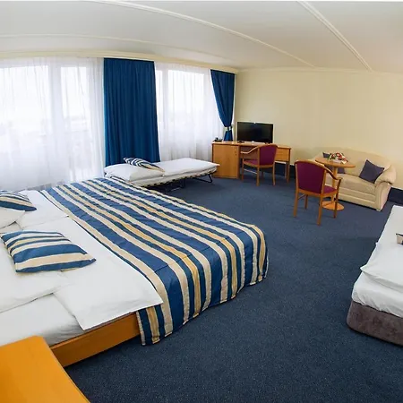 מלון Top Hotel Praha 4*