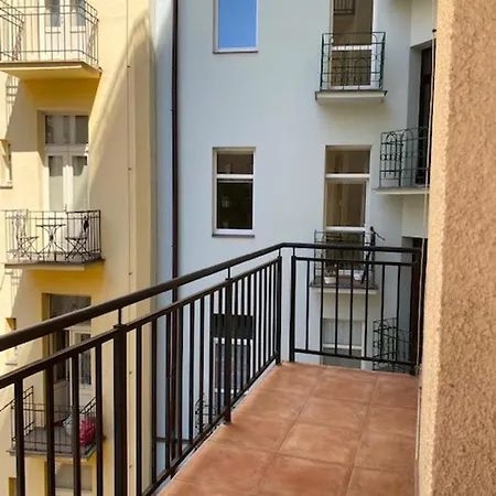 Large 3 Bedroom Family With Balcony *