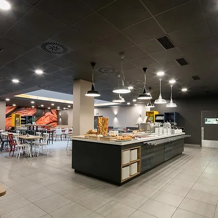 Hotel Ibis Old Town 3*