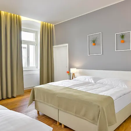 Garden Court 4*