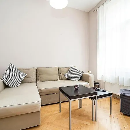 Cozy And Sunny In Uptown Praha