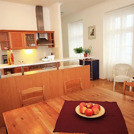 Leo Old Town Apartment *