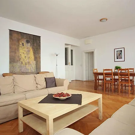 Leo Old Town Apartment *