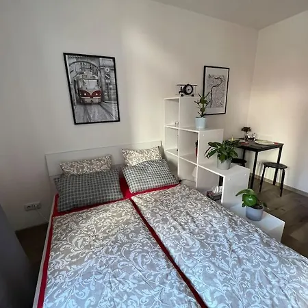 Modern Krymska & Francouzska Street Appartamento