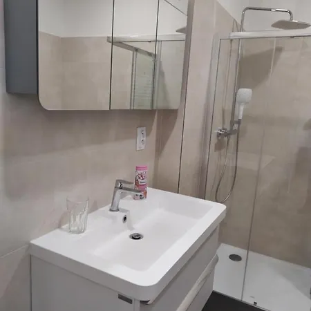 Enter Center Apartment *