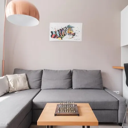 Days - Minimalist Flat - Trendy Karlin