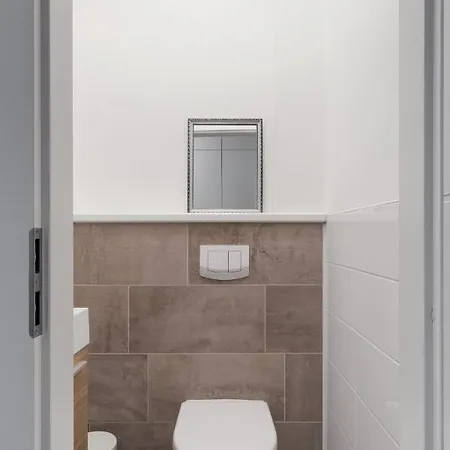Days - Minimalist Flat - Trendy Karlin