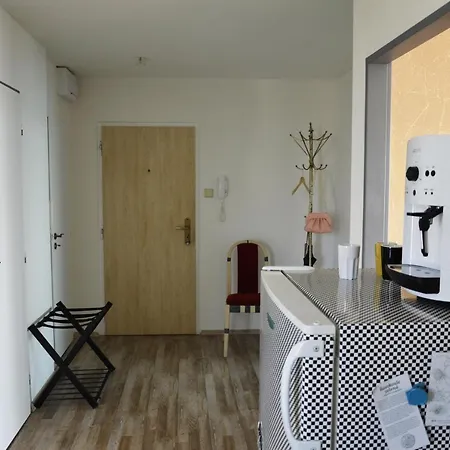 Between Baroque And Jungle 16' Airport 8' Downtown Apartment *