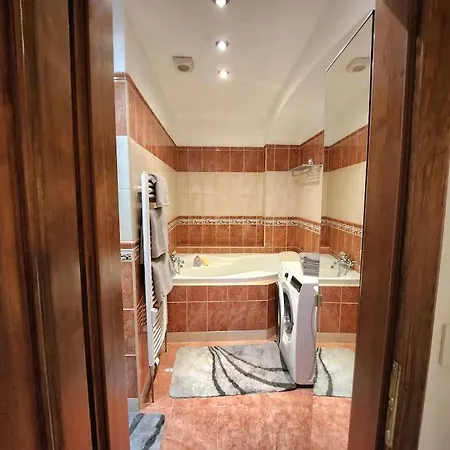 Spacious 6min From The Dancing House Appartamento Praga