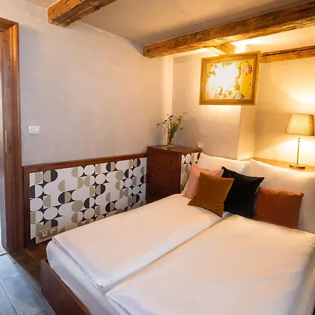 Miss Sophie's Charles Bridge 4* Prag