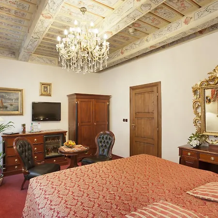U Zlateho Stromu By Bhg Hotel
