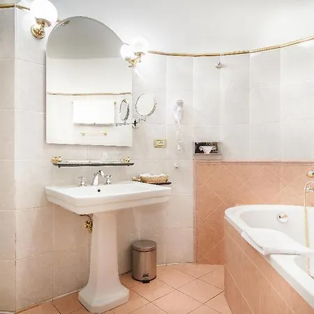Hotel The King Charles 4*