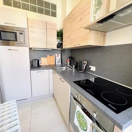Beautiful & Peaceful With Cute Balcony Apartment Prague