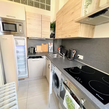 Beautiful & Peaceful With Cute Balcony Apartment Prague