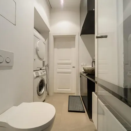 Spacious Near Wenceslas Square With Master Bed Apartmán *