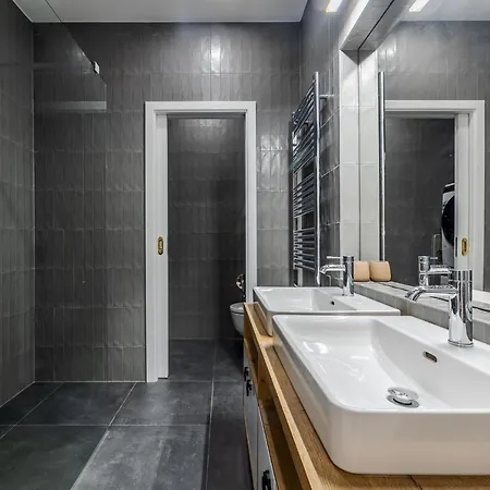 Elegant Located In The Centre Of *