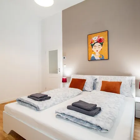 Washingtonova Cr Apartment *