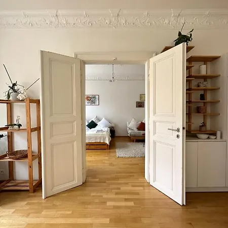 3bdr Bohemian Style Flat With Balcony Apartment *