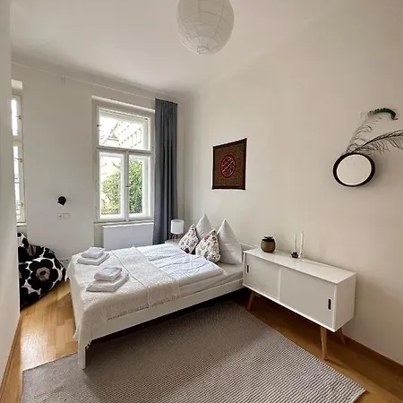 Apartment 3bdr Bohemian Style Flat With Balcony