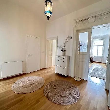 Apartment 3bdr Bohemian Style Flat With Balcony