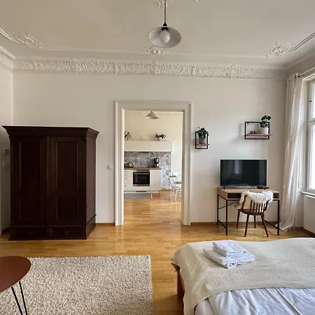 Apartment 3bdr Bohemian Style Flat With Balcony Prague