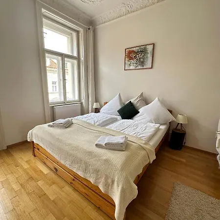 3bdr Bohemian Style Flat With Balcony *