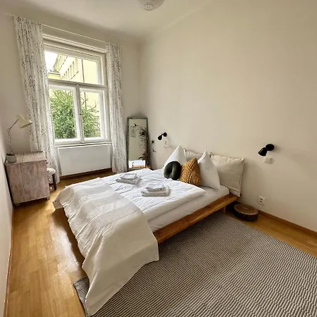 Apartment 3bdr Bohemian Style Flat With Balcony Prague