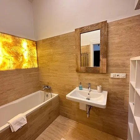 Apartment 3bdr Bohemian Style Flat With Balcony *