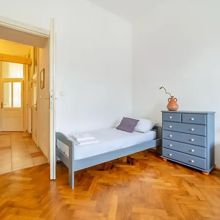 Vintage Vogue By Rentez Apartment *