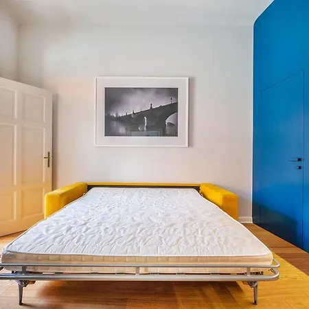 Quiet Center In Hip & Foodie Area Apartment *