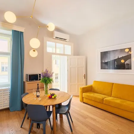 Quiet Center In Hip & Foodie Area Apartment