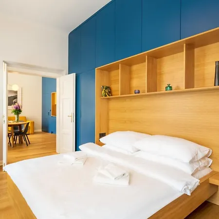 Quiet Center In Hip & Foodie Area Apartment *