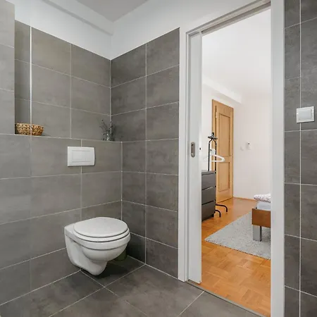 Roy 2 Bdr With Castle View, Parking & Ac Apartment Prag