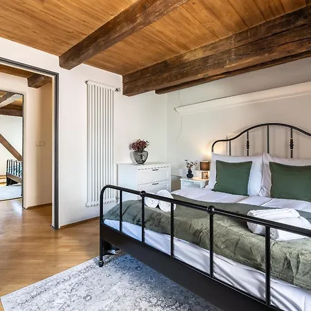 Luxury Retreat By Charles Bridge Apartment *