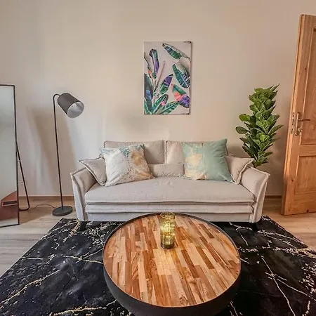 L'mai Riverside Apartment *