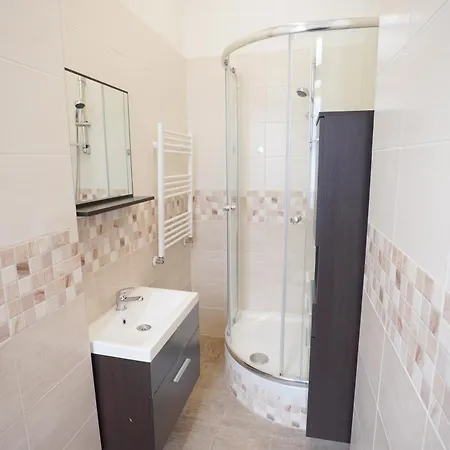 Elegant & Stylish Center Apartments! Apartment *