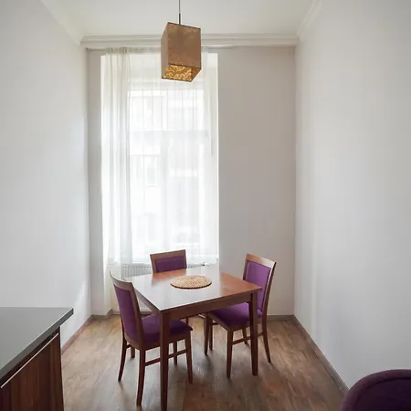 Elegant & Stylish Center Apartments! Apartment *